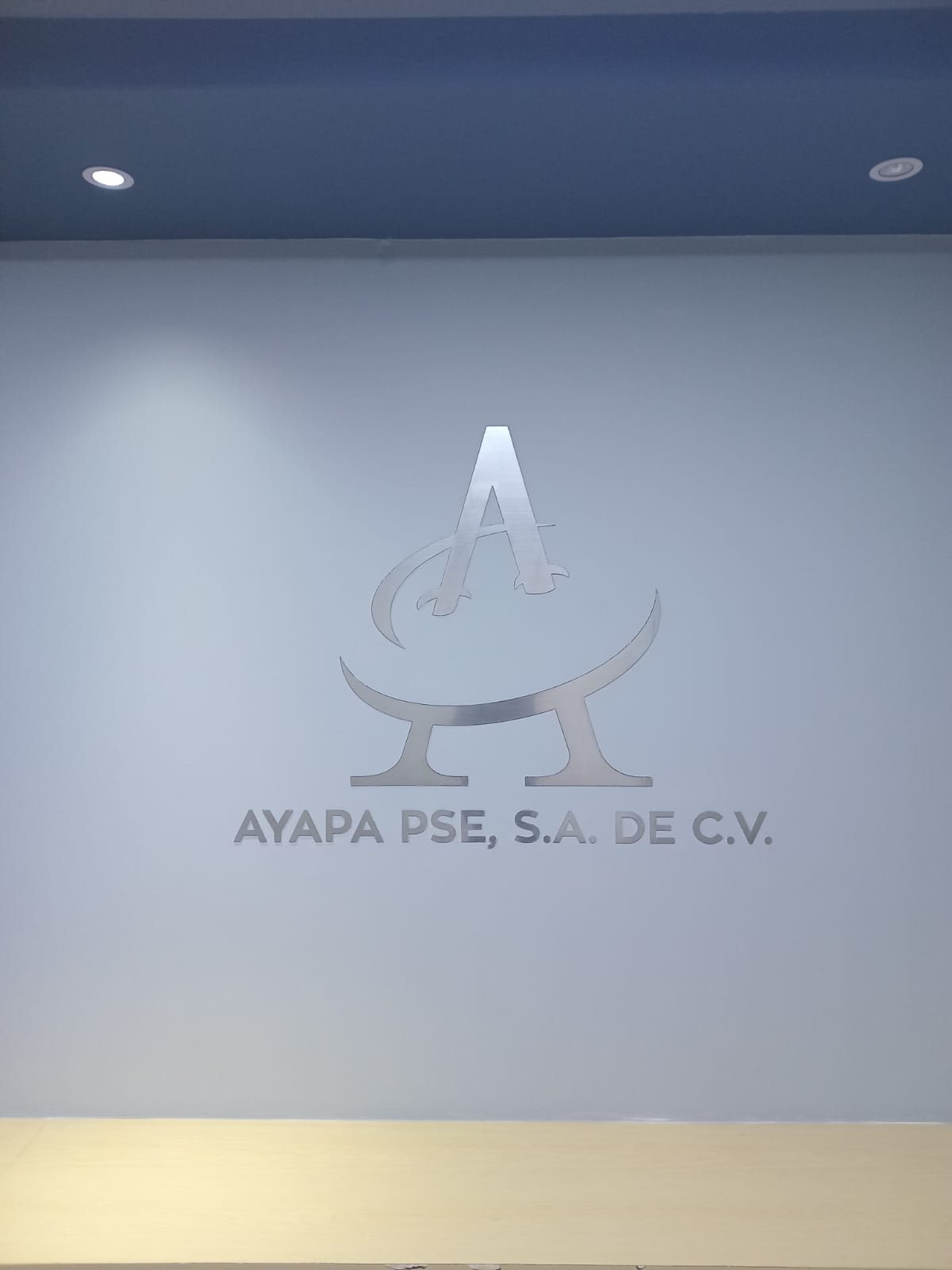 Logotipo de AYAPA PSE instalado en oficina