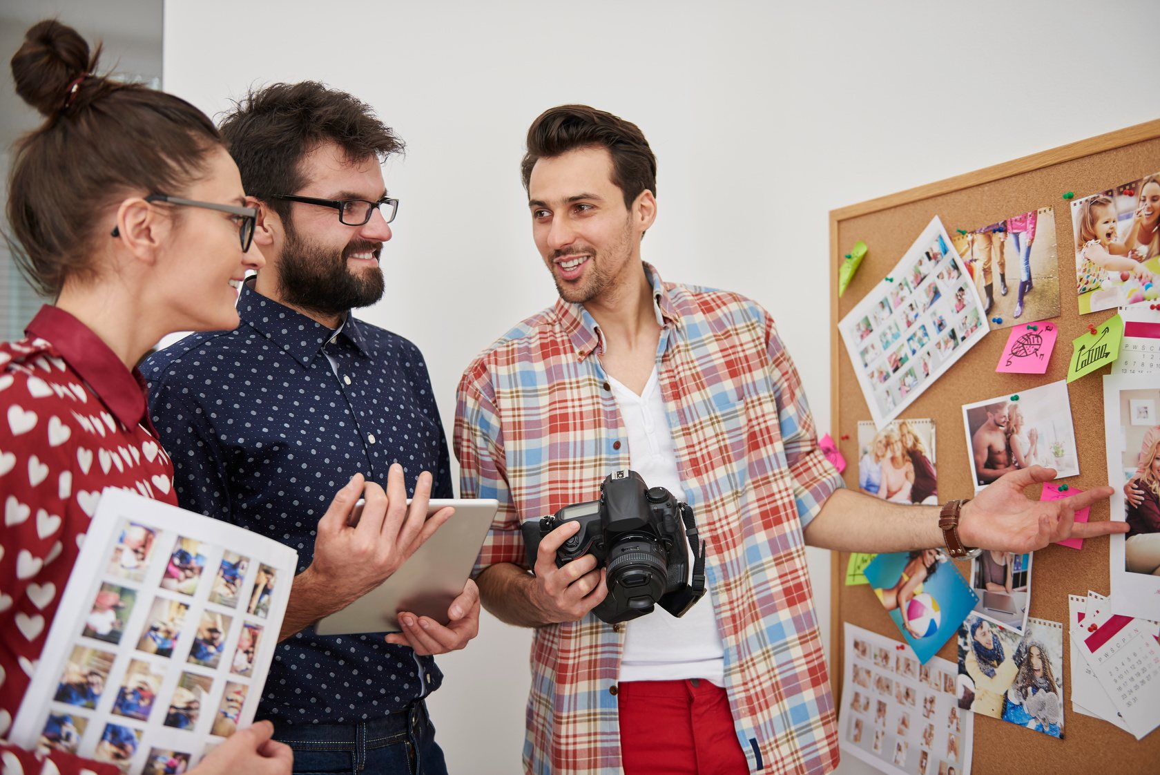 Equipo creativo revisando una campaña